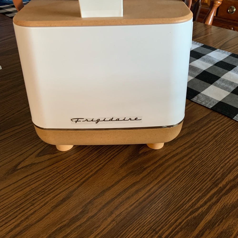 Portable cold travel container